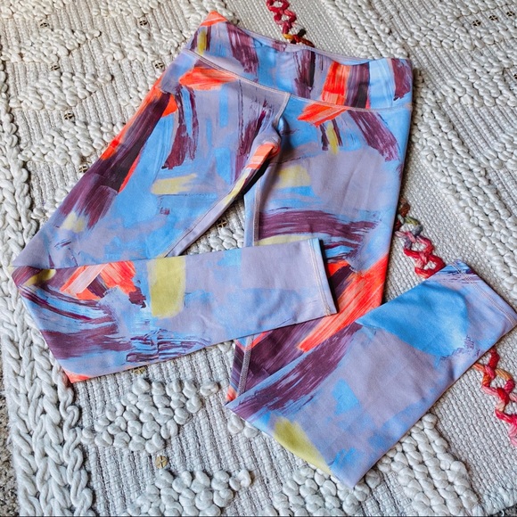 Alo Yoga Airbrush Legging in Modernist Multi - Picture 4 of 9